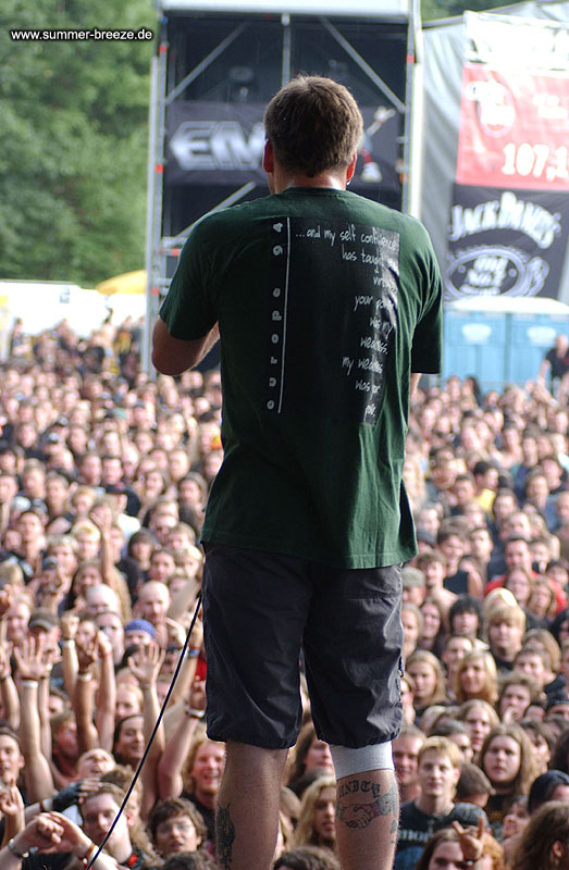 Bild eines Mitglieds der Band Napalm Death beim Live Auftritt auf dem Summer Breeze 2003.